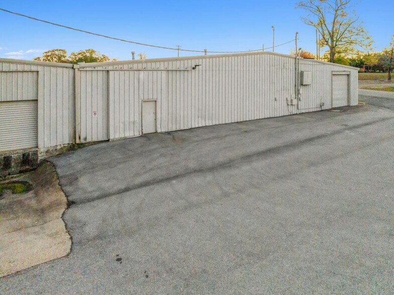 More Photos Of 1021 Rogers St, Laurel Freestanding For Sale