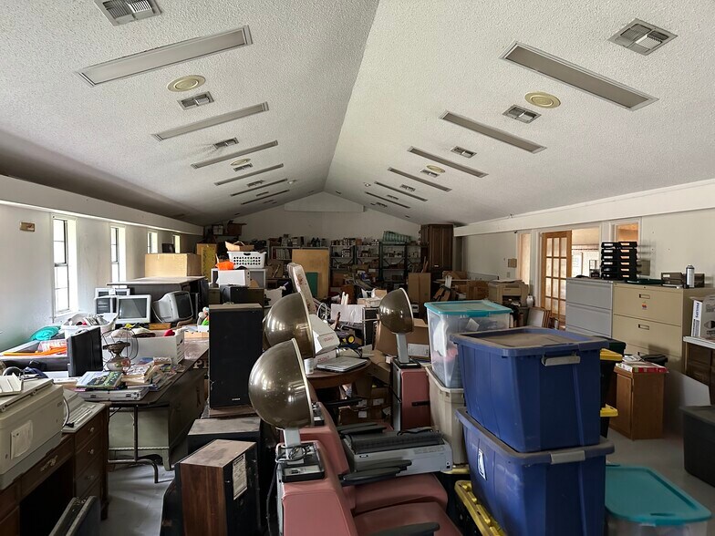 More Photos Of 1505 E Henderson St, Cleburne Office For Sale