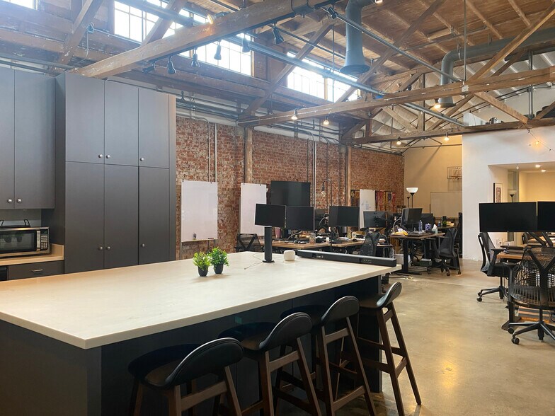 More Photos Of 210-226 Main St, Venice Storefront Retail Office For Lease