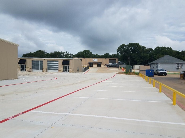 More Photos Of 811 Stonecrest Rd, Argyle Showroom For Lease