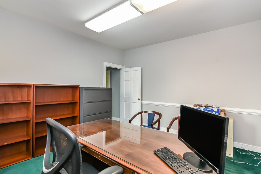 More Photos Of 1900 E Parham Rd, Henrico Office For Sale