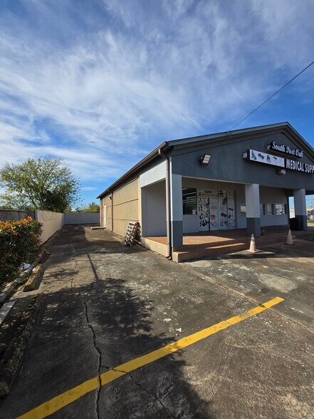 More Photos Of 14206 S Post Oak Rd, Houston General Retail For Sale