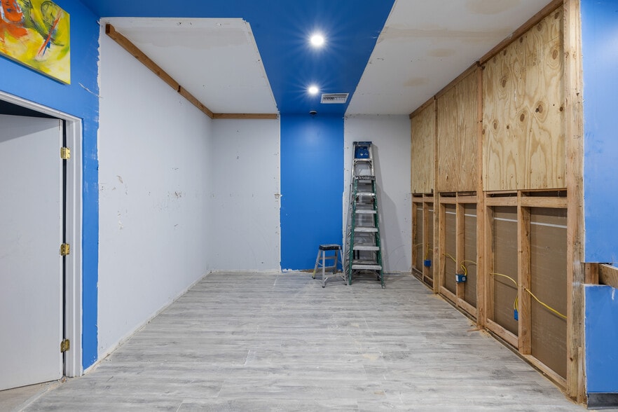 More Photos Of 9937 Commerce Ave, Tujunga Freestanding For Sale