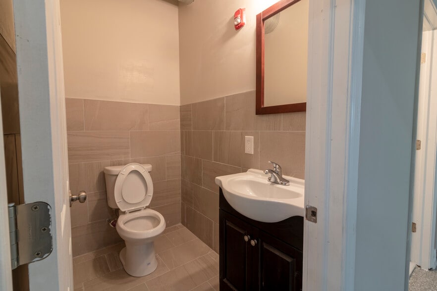 More Photos Of 2613 W Hunting Park Ave, Philadelphia Light Distribution For Lease