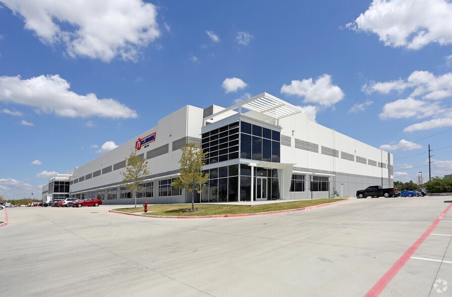 More Photos Of 750 Royal Ln, Irving Distribution For Lease