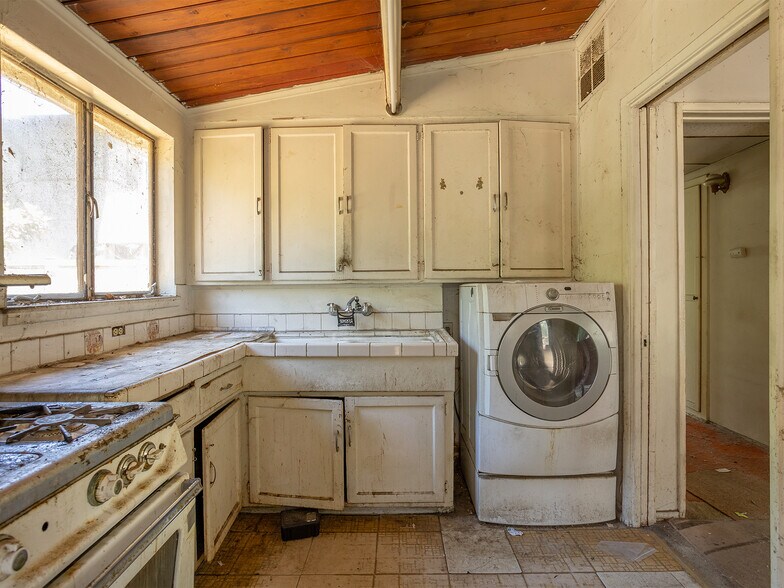 More Photos Of 14301 Roscoe Blvd, Panorama City Land For Sale