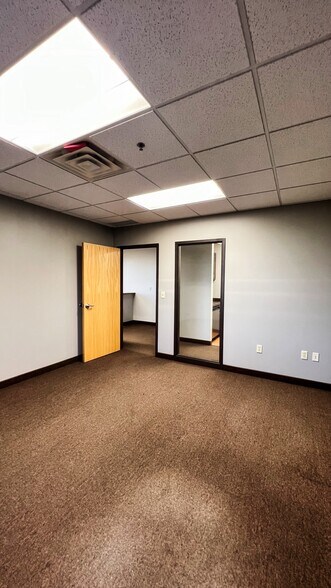 More Photos Of 2850 Cutters Grove Ave, Anoka Office For Lease