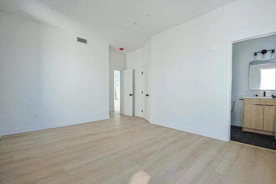 More Photos Of 6401 Odessa Ave, Lake Balboa Multifamily For Sale