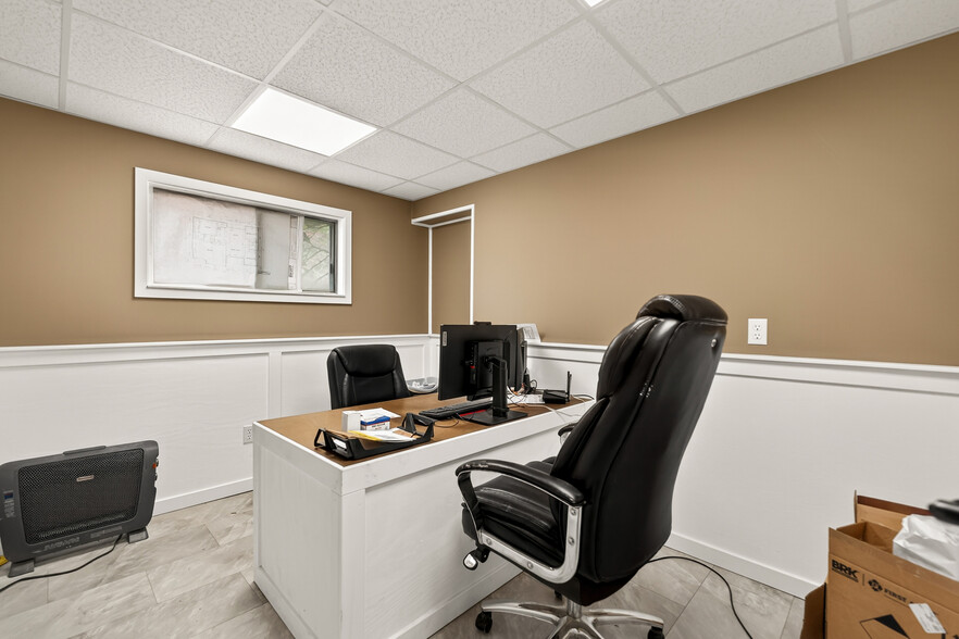 More Photos Of 1401 E Main St, Linn Flex For Sale