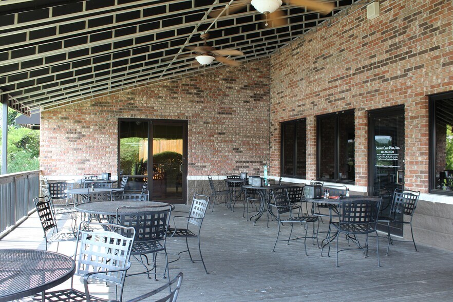 More Photos Of 1065 River Oaks Dr, Flowood Restaurant For Lease