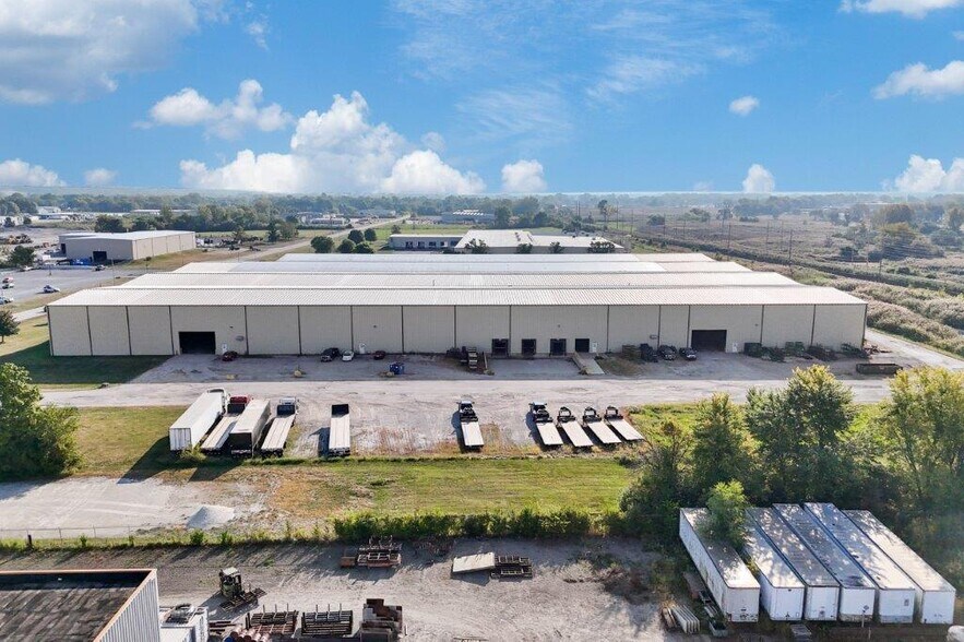 More Photos Of 2930 Morton Dr, East Moline Warehouse For Lease