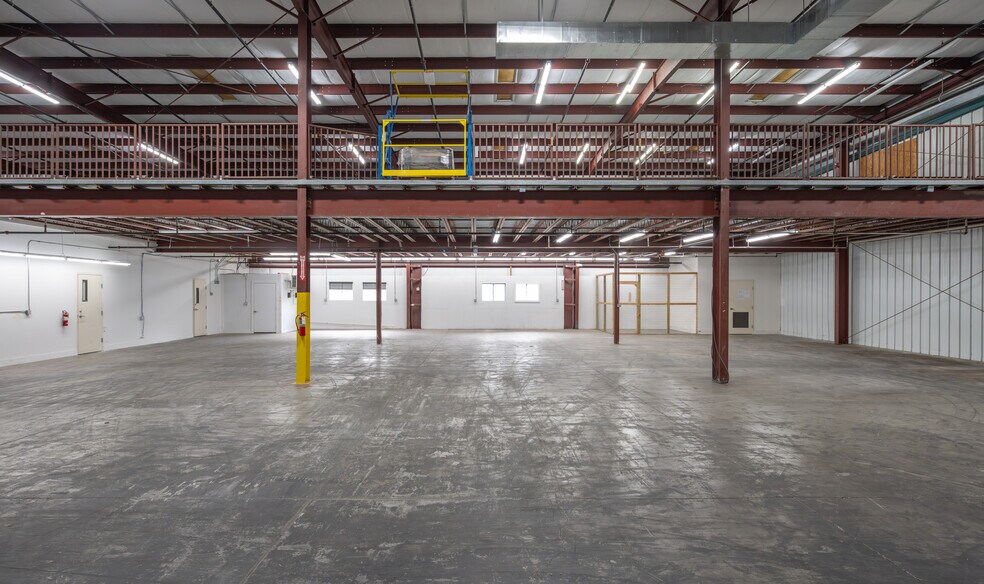 More Photos Of 8801 Corporate Square Ct, Jacksonville Warehouse For Lease