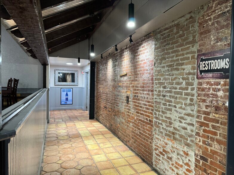 More Photos Of 1525 4th St, Sarasota Restaurant For Lease