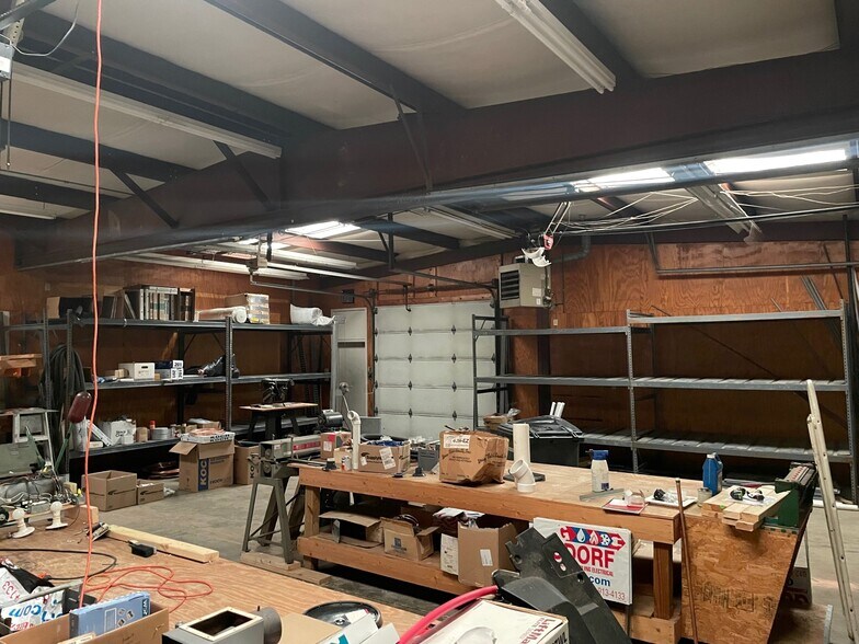 More Photos Of 1314 E 10th St, Jeffersonville Showroom For Sale