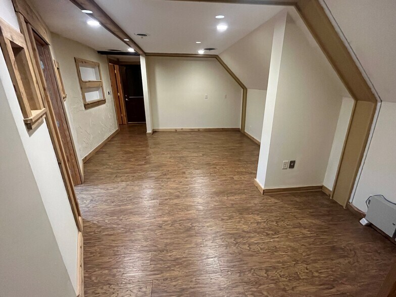 More Photos Of 122 Green Bay Rd, Thiensville Office For Lease