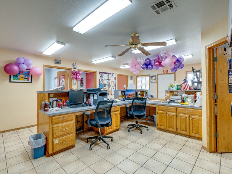 More Photos Of 1853 S Broadway St, Coalgate Flex For Sale