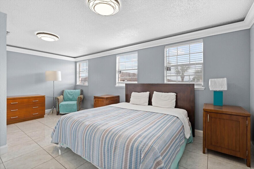 More Photos Of 510 Lane Ave S, Jacksonville Hotel For Sale