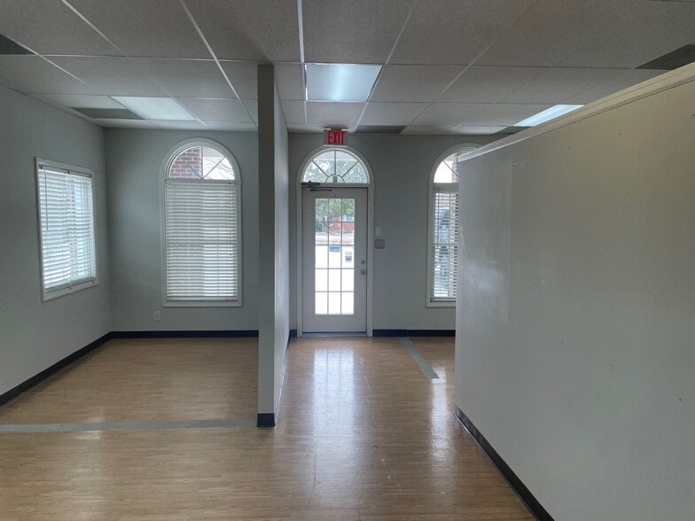 More Photos Of 1850 Memorial Dr, Clarksville Office For Sale