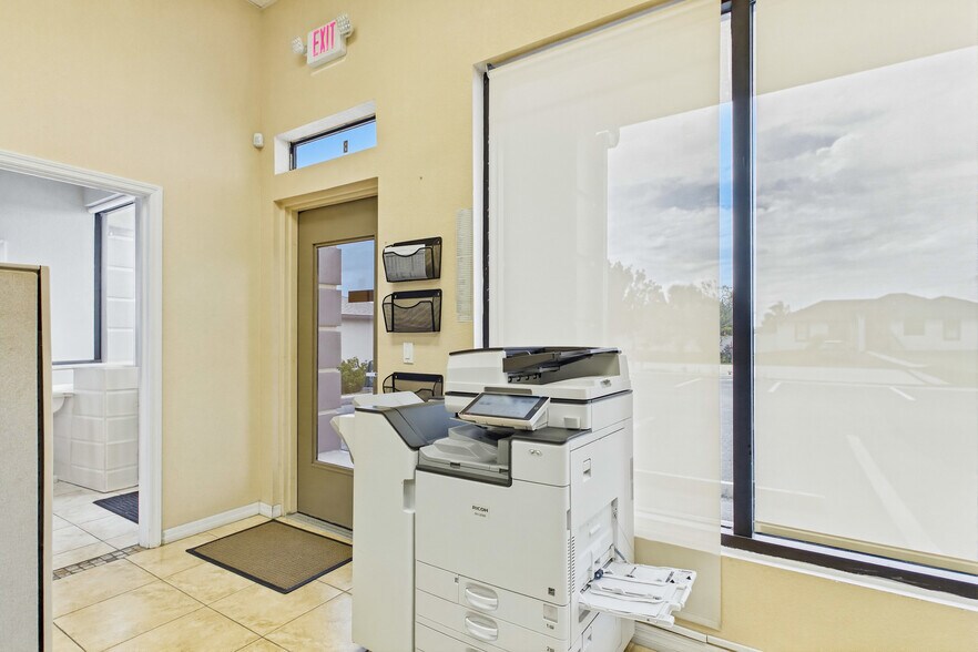 More Photos Of 1010 NE 9th St, Cape Coral Office For Sale