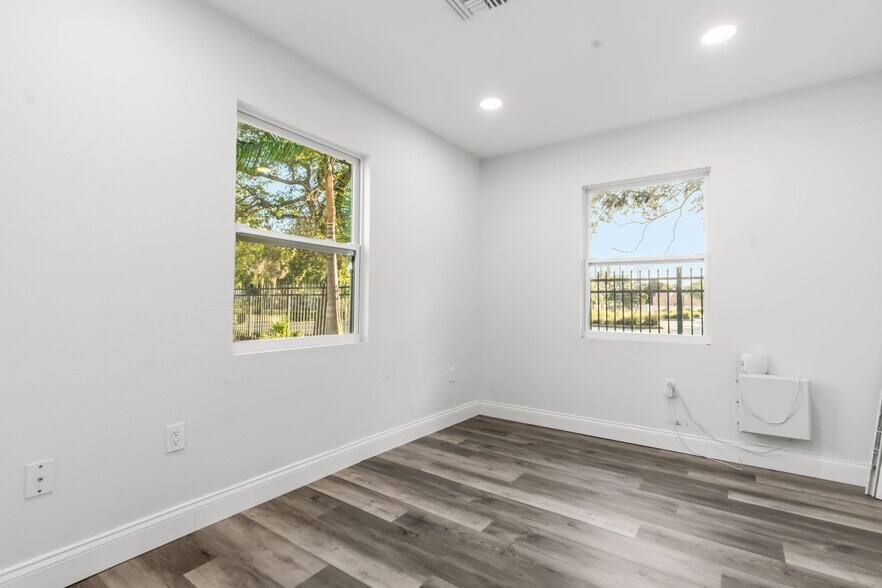 More Photos Of 2726 6th Ave W, Bradenton Serviced Offices For Sale