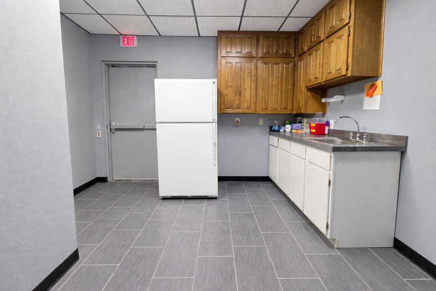 More Photos Of 5913-5921 Lovell Ave, Fort Worth Office For Sale