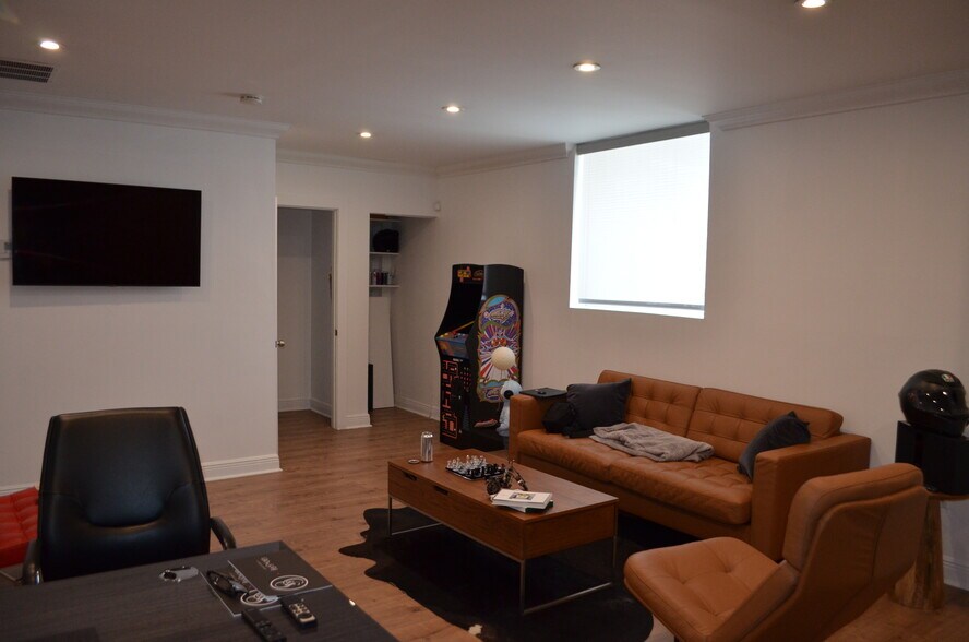 More Photos Of 7311-7323 NW 12th St, Miami Light Distribution For Sale