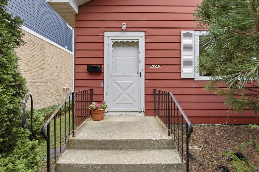 More Photos Of 6240 N Avondale Ave, Chicago Specialty For Sale