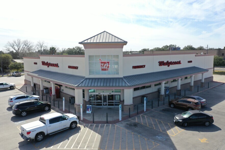 More Photos Of 300 E Houston St, Beeville Drugstore For Sale