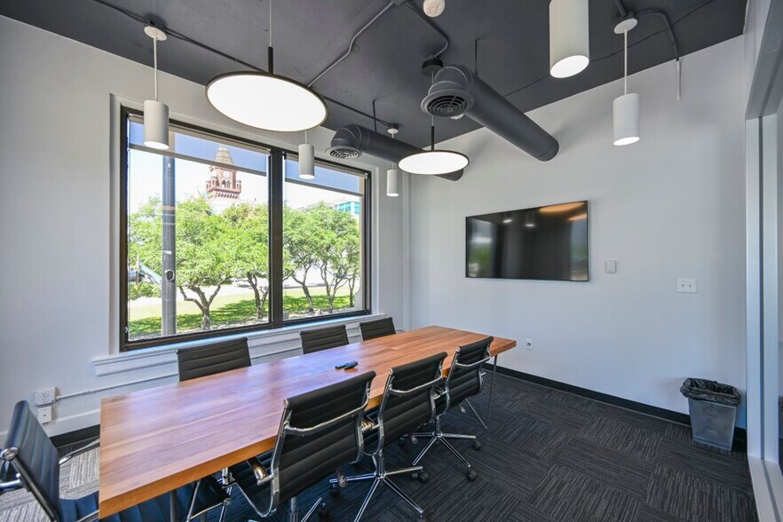More Photos Of 701 Commerce St, Dallas Office For Sale