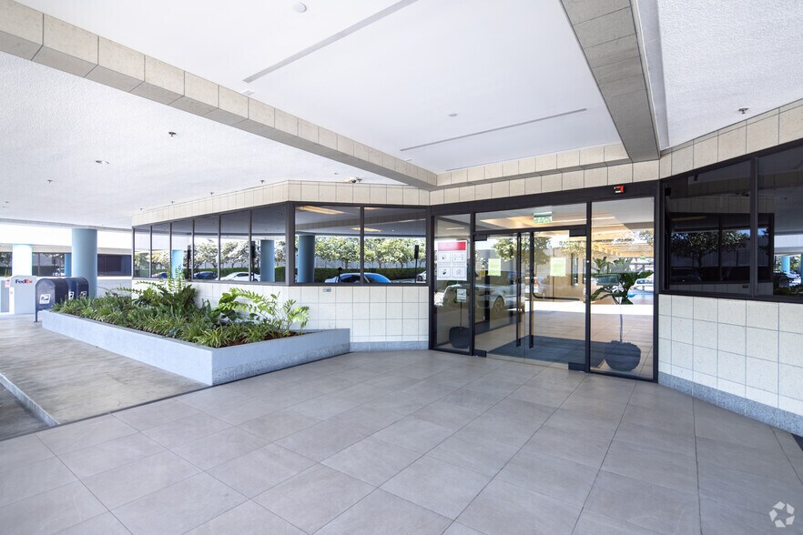 More Photos Of 6345 Balboa Blvd, Encino Unknown For Lease