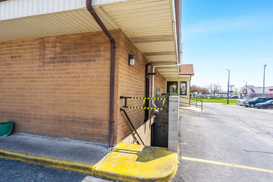 More Photos Of 2604 Custer St, Manitowoc General Retail For Sale