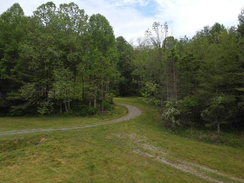 More Photos Of 6421 Highway 91 N, Laurel Bloomery Warehouse For Sale