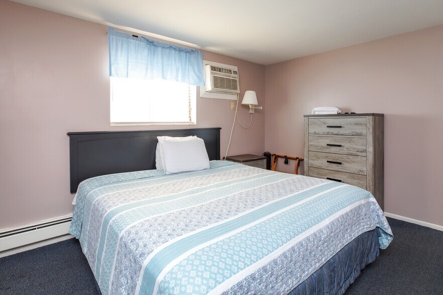 More Photos Of 198 Ashworth Ave, Hampton Hotel For Sale