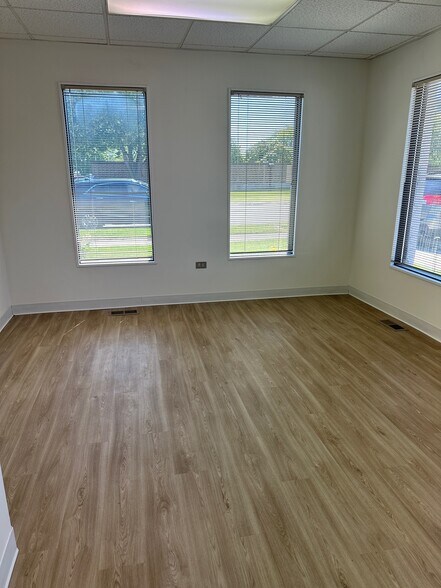 More Photos Of 17500-17516 S Carriageway Dr, Hazel Crest Office For Sale
