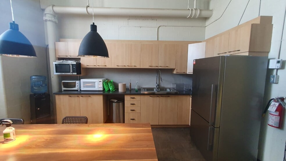 More Photos Of 6705 Rue Saint-Jacques, Montréal Light Distribution For Lease