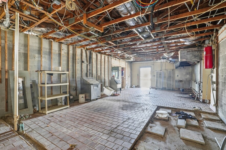 More Photos Of 16541 San Carlos Blvd, Fort Myers Restaurant For Sale