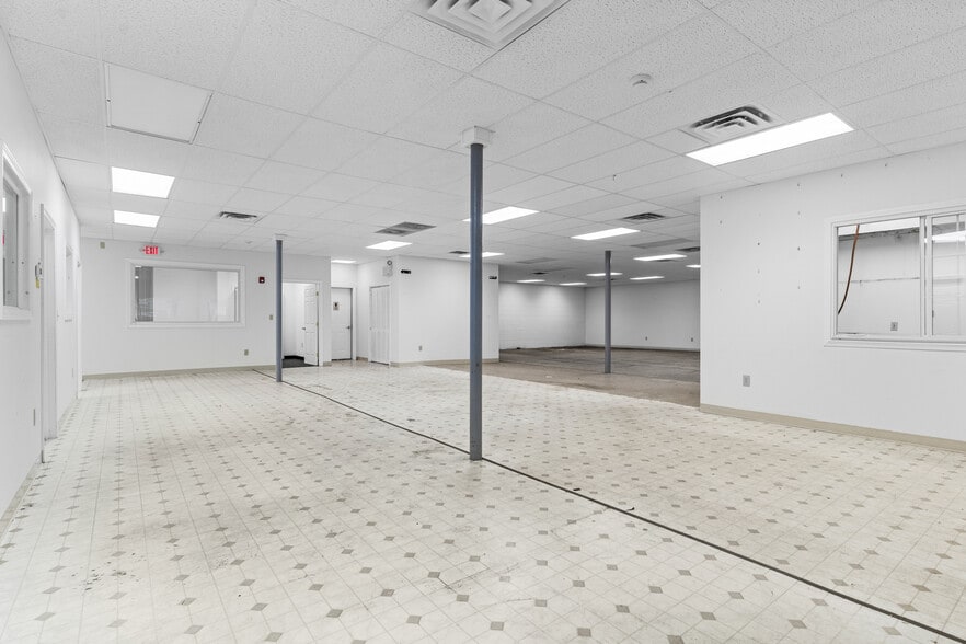 More Photos Of 6854 Post Rd, North Kingstown Freestanding For Lease