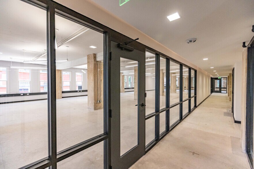 More Photos Of 200 Main Plz, San Antonio Office For Lease