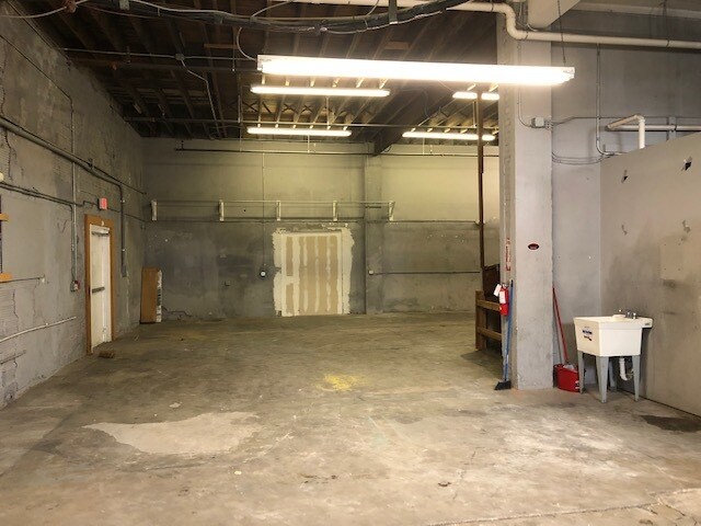 More Photos Of 801 8th Ave W, Palmetto Showroom For Lease