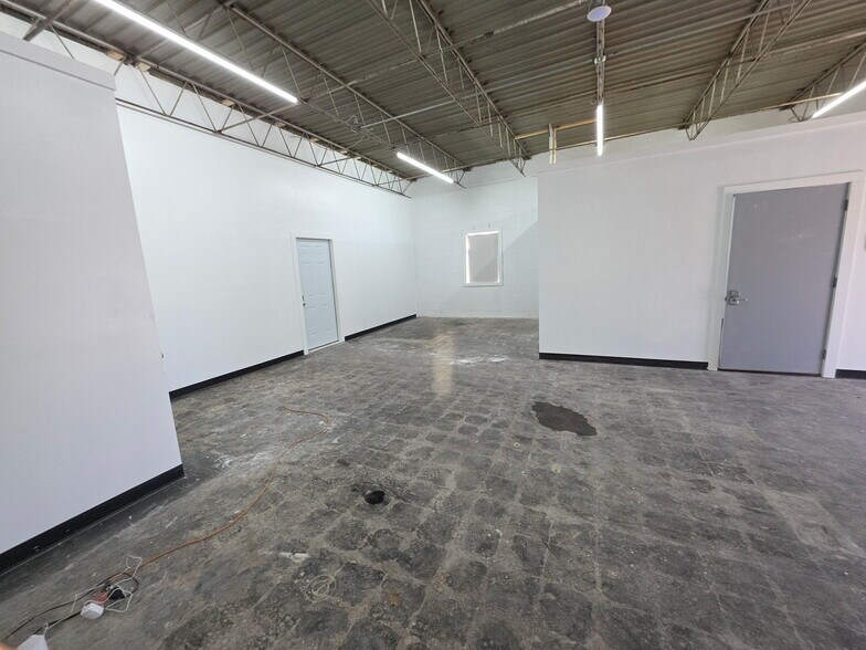More Photos Of 2214-2228 E 44th St, Indianapolis Warehouse For Lease