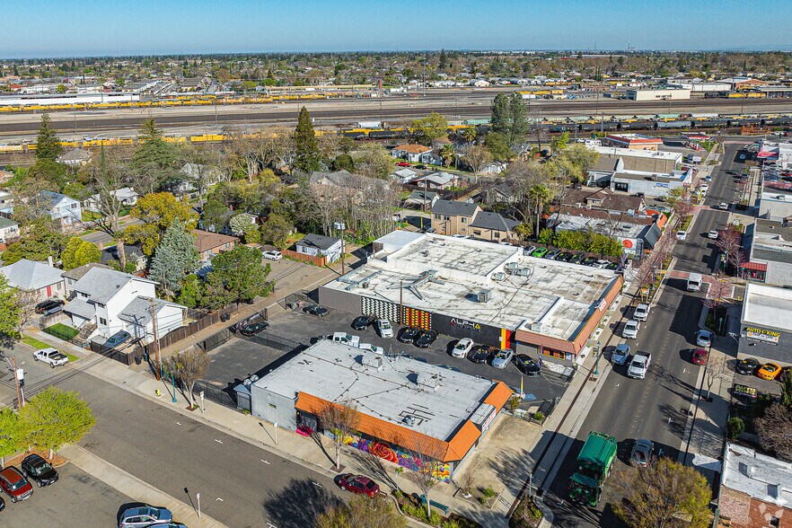 More Photos Of 216-220 Riverside Ave, Roseville Storefront Retail Office For Lease