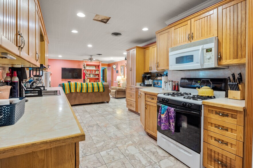 More Photos Of 606 E Liberty Ave, Round Rock Office For Sale