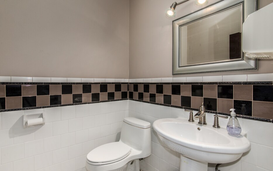 More Photos Of 1645 S River Rd, Des Plaines Office For Sale