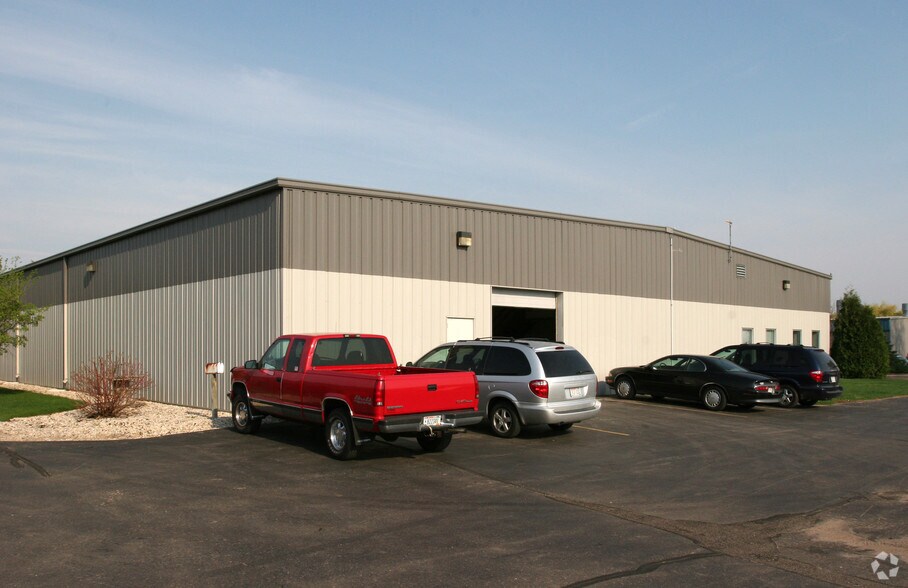More Photos Of 2211-2219 Eagle Dr, Middleton Flex For Lease