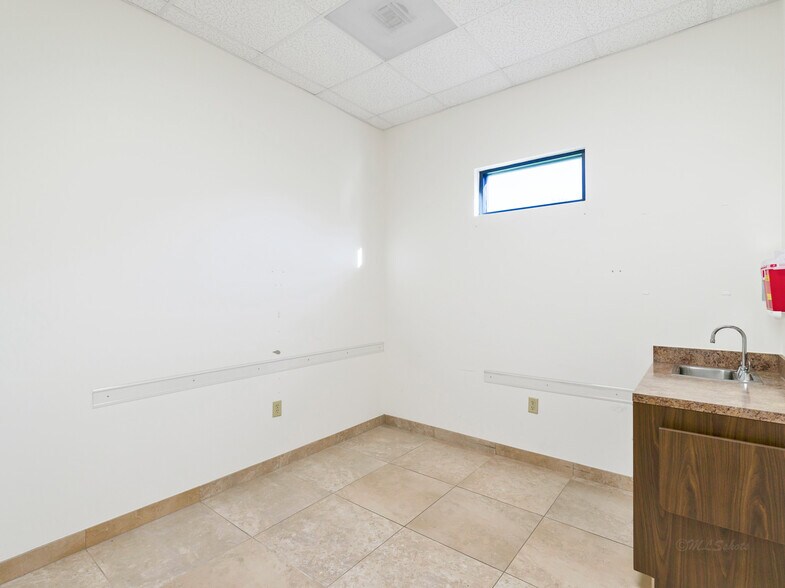 More Photos Of 714 S Peek Rd, Katy Medical For Lease
