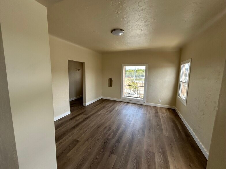 More Photos Of 1506 W 36th St, Los Angeles Apartments For Sale