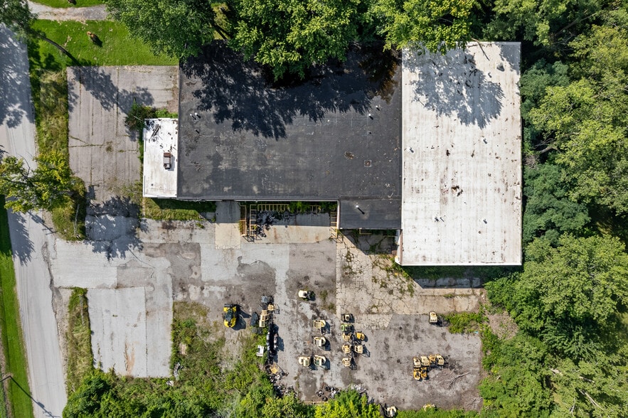 More Photos Of 60 Williams St, Grand River Warehouse For Sale