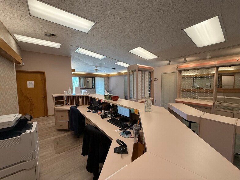 More Photos Of 1390 W H St, Oakdale General Retail For Lease