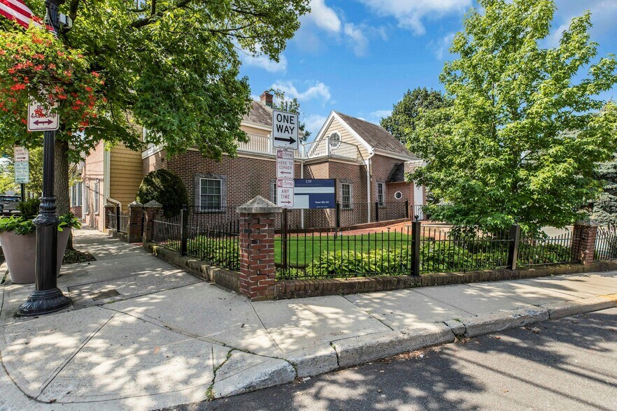 More Photos Of 139 Plandome Rd, Manhasset Medical For Sale