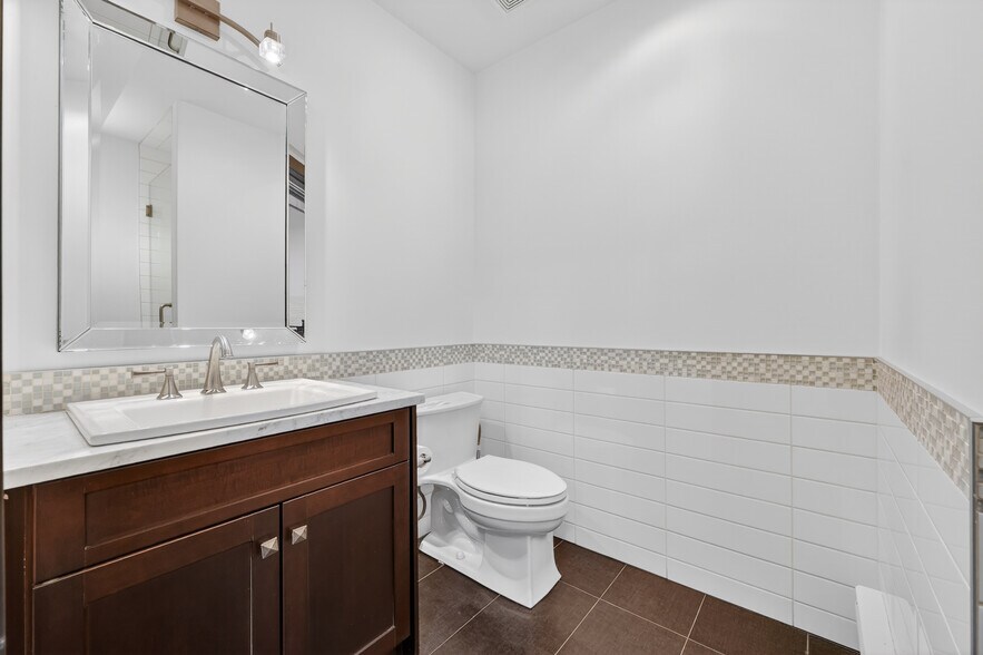 More Photos Of 624 Dehavilland Way, Calgary Airplane Hangar For Sale